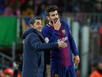 Valverde dialoga con Piqué durante el partido contra el Deportivo