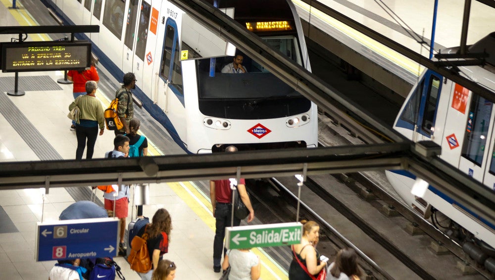 Decenas de personas esperan la llegada de un convoy en la estación de Nuevos Ministerios