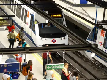 Decenas de personas esperan la llegada de un convoy en la estación de Nuevos Ministerios Decenas de personas esperan la llegada de un convoy en la estación de Nuevos Ministerios