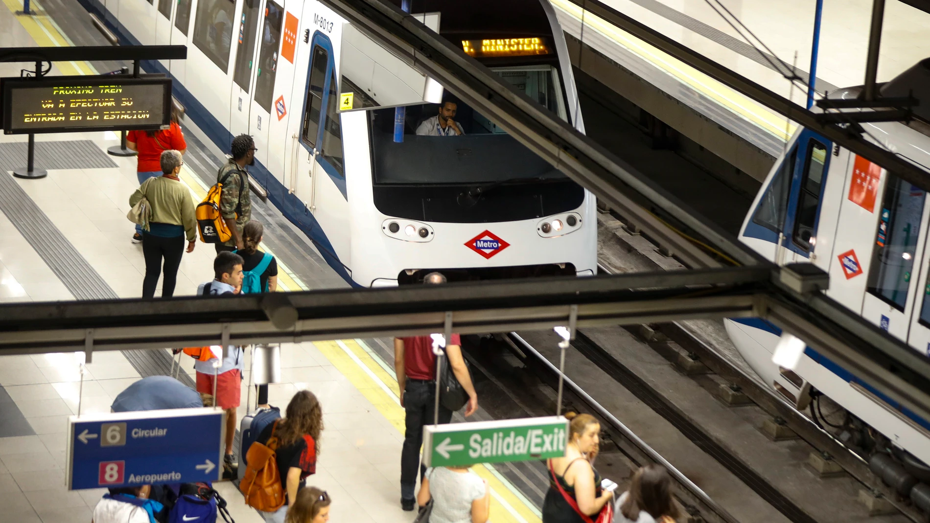 Decenas de personas esperan la llegada de un convoy en la estación de Nuevos Ministerios Decenas de personas esperan la llegada de un convoy en la estación de Nuevos Ministerios