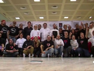 Medio centenar de chefs y 300 voluntarios ofrecen una cena solidaria para 500 personas en Madrid 