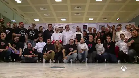 Medio centenar de chefs y 300 voluntarios ofrecen una cena solidaria para 500 personas en Madrid Medio centenar de chefs y 300 voluntarios ofrecen una cena solidaria para 500 personas en Madrid