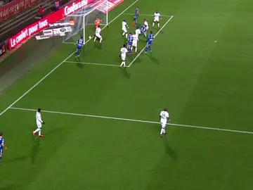 Imagen del gol que no entró del Troyes - Amiens Imagen del gol que no entró del Troyes - Amiens