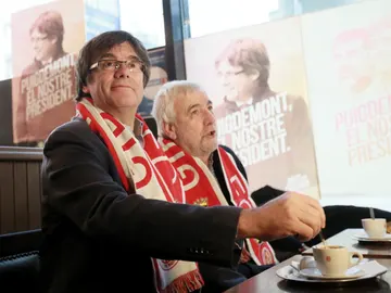 Puigdemont, viendo al Girona en un bar de Bruselas Puigdemont, viendo al Girona en un bar de Bruselas