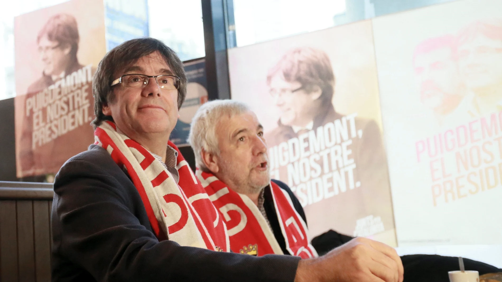 Puigdemont, viendo al Girona en un bar de Bruselas Puigdemont, viendo al Girona en un bar de Bruselas