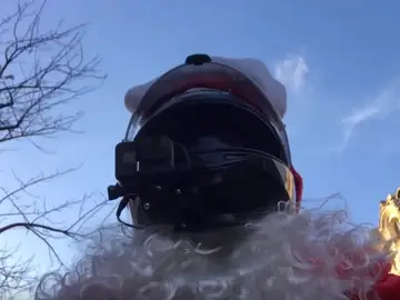 El motorista vestido de Papá Noel que persigue a una conductora El motorista vestido de Papá Noel que persigue a una conductora