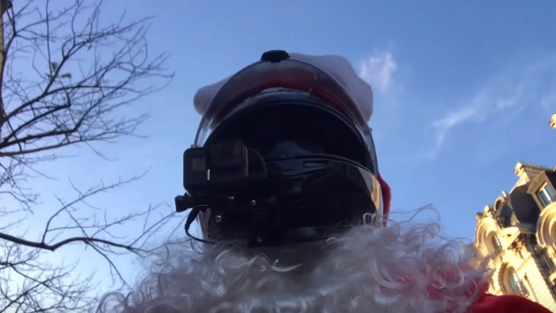 El motorista vestido de Papá Noel que persigue a una conductora El motorista vestido de Papá Noel que persigue a una conductora