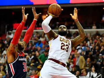 LeBron James lanza a canasta ante los Wizards LeBron James lanza a canasta ante los Wizards