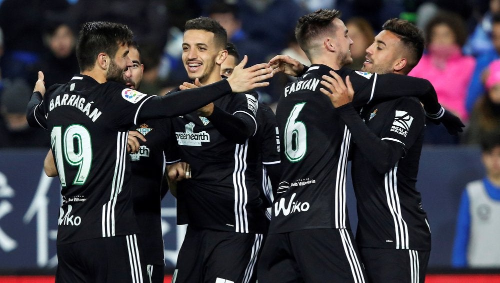 Los jugadores del Betis celebran un gol
