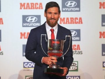 Messi posa con el trofeo Pichichi de la temporada 2016/2017