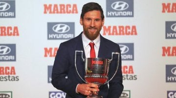 Messi posa con el trofeo Pichichi de la temporada 2016/2017