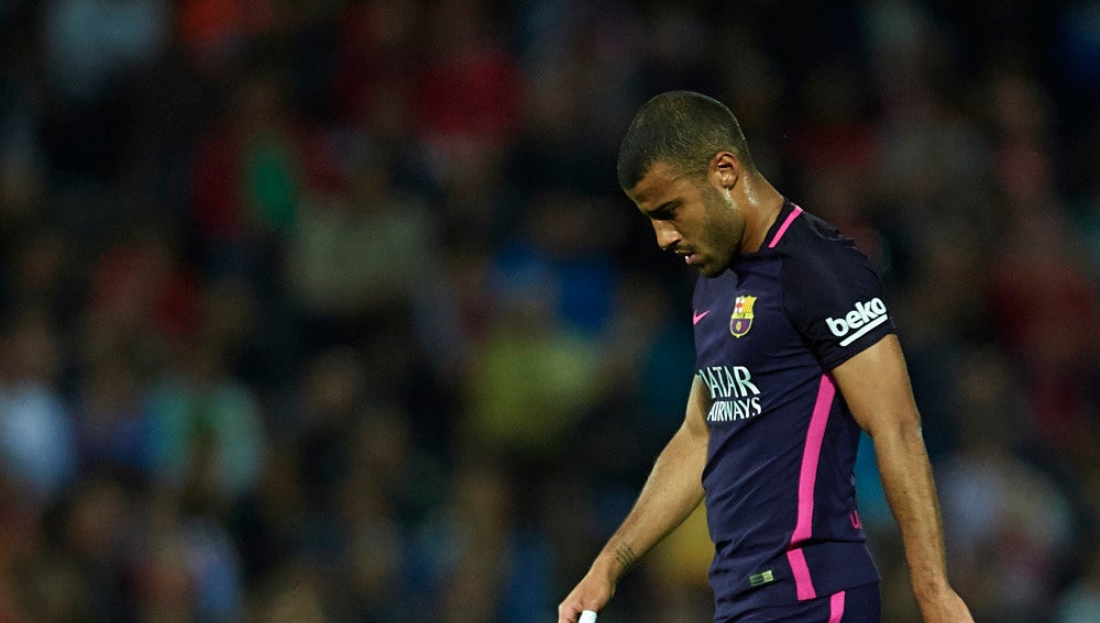 Rafinha, cabizbajo en un partido con el Barcelona