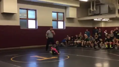 Niño defiende a su hermana Niño defiende a su hermana