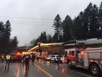 Un tren descarrila sobre una autopista en Seattle