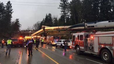 Varios muertos y heridos al descarrilar un tren de pasajeros cerca de Seattle