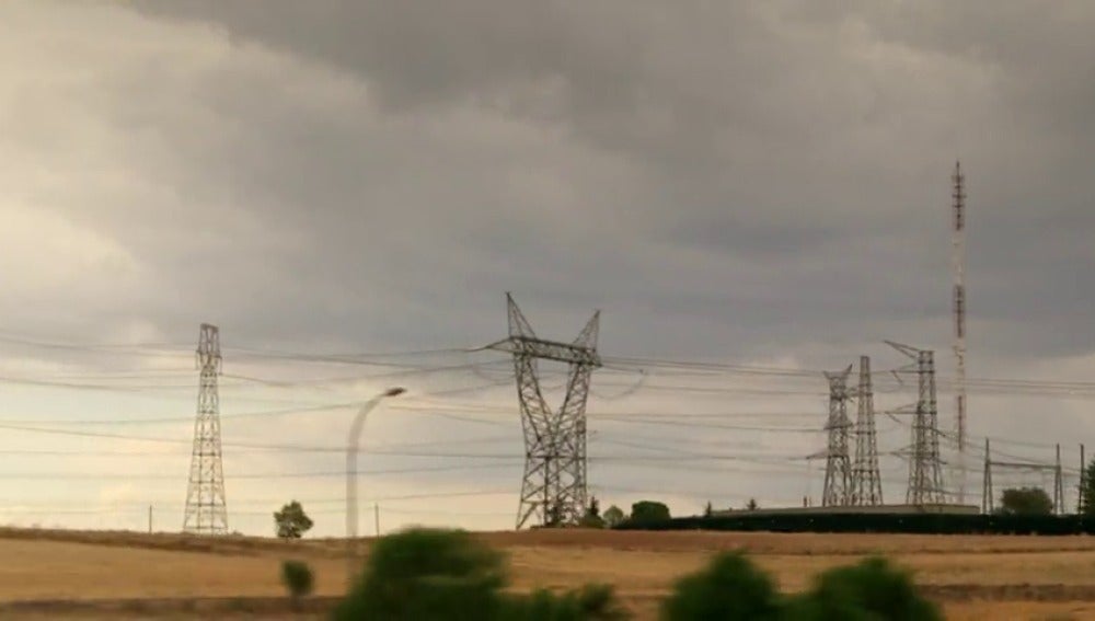 Una mujer recibe una factura de la luz de 237.000 millones de euros