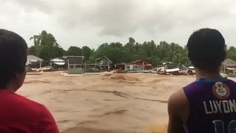 Al menos 26 muertos y 43 desaparecidos por la tormenta Kai-Tak en Filipinas Al menos 26 muertos y 43 desaparecidos por la tormenta Kai-Tak en Filipinas