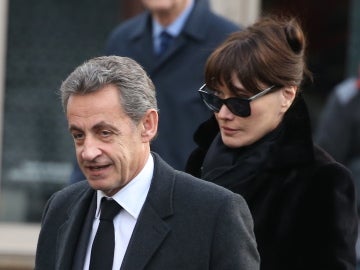 Nicolas Sarkozy y Carla Bruni en el funeral de la madre de él