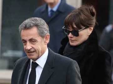 Nicolas Sarkozy y Carla Bruni en el funeral de la madre de él Nicolas Sarkozy y Carla Bruni en el funeral de la madre de él