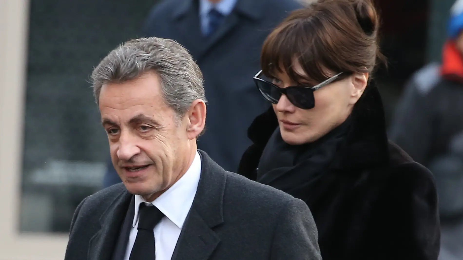 Nicolas Sarkozy y Carla Bruni en el funeral de la madre de él