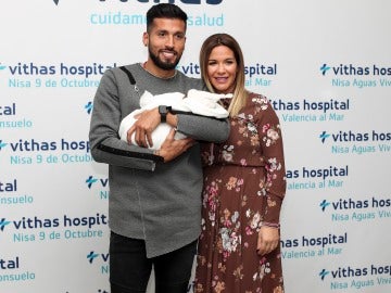 Tamara Gorro recibe el alta hospitalaria junto a su hijo y su marido Ezequiel Garay