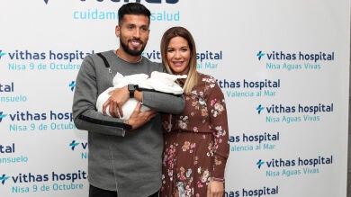 Tamara Gorro recibe el alta hospitalaria junto a su hijo 