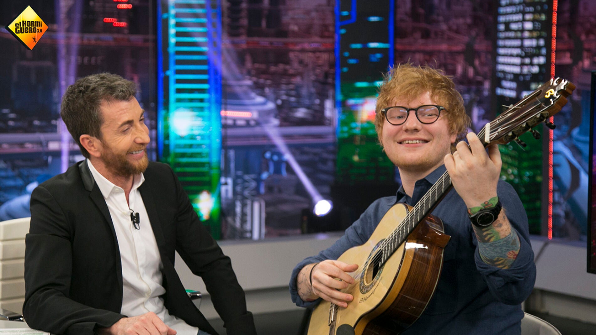 Pablo Motos regala a Ed Sheeran una guitarra espa&ntilde;ola en 'El Hormiguero 3.0'
