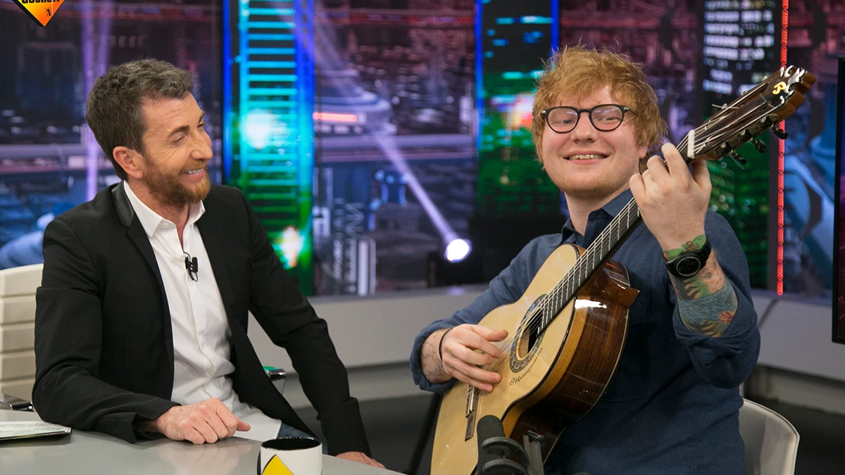 Pablo Motos regala a Ed Sheeran una guitarra española en 'El Hormiguero 3.0' Pablo Motos regala a Ed Sheeran una guitarra española en 'El Hormiguero 3.0'