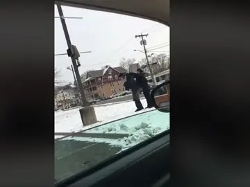 El momento en el que la mujer le regala el abrigo El momento en el que la mujer le regala el abrigo