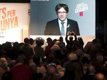 Carles Puigdemont interviene a través de videoconferencia en un mitin