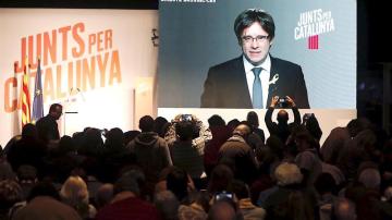 Carles Puigdemont interviene a través de videoconferencia en un mitin