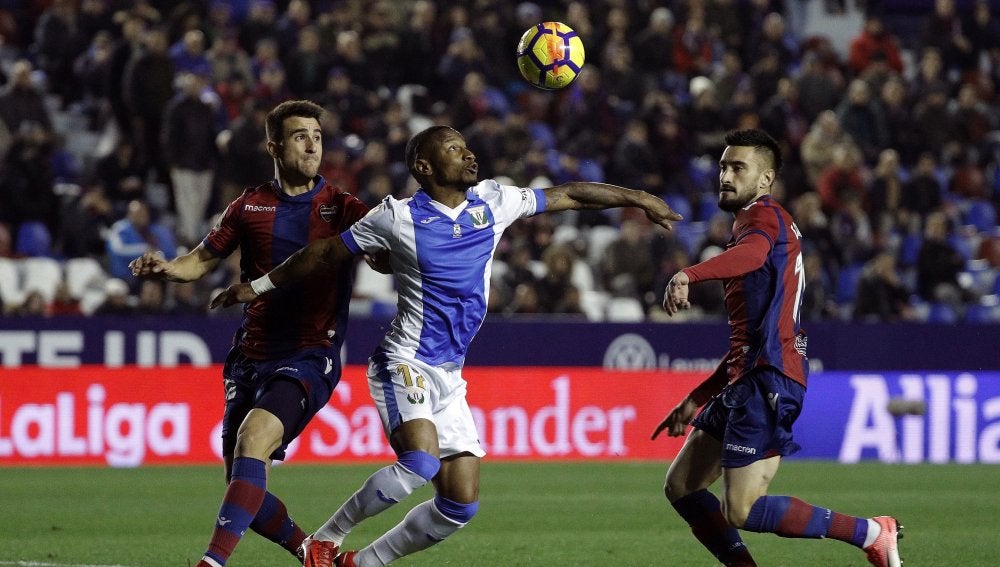 Beauvue intenta controlar el balón ante la defensa de Postigo y Cabaco