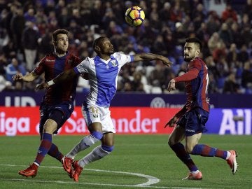 Beauvue intenta controlar el balón ante la defensa de Postigo y Cabaco