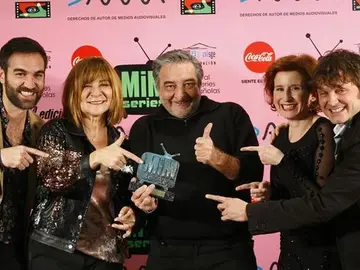 El equipo de 'Allí Abajo' con su premio El equipo de 'Allí Abajo' con su premio