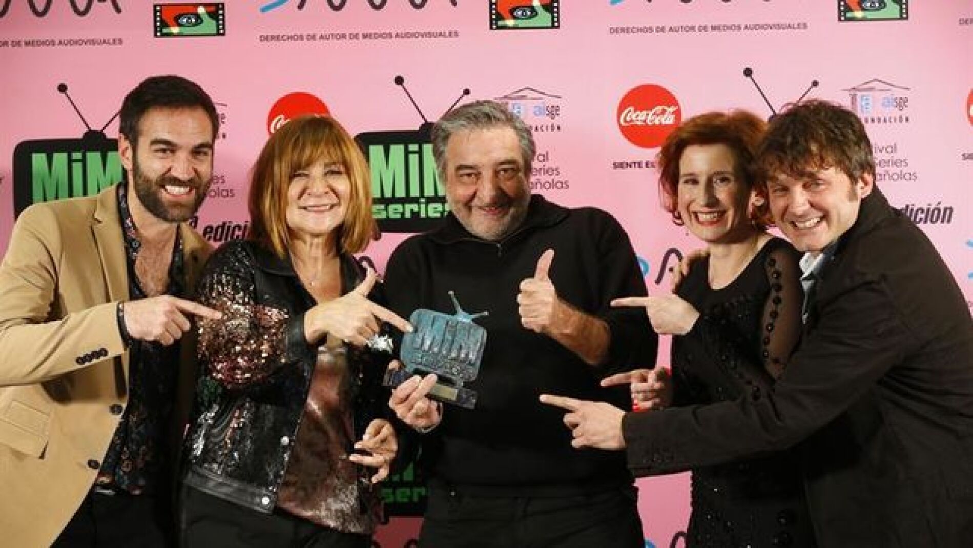 El equipo de 'All&iacute; Abajo' con su premio