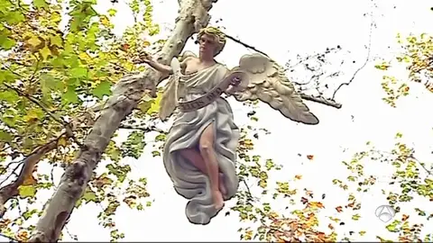 El Ayuntamiento de Xátiva coloca un ángel en el Belén después de que una concejala lo retirara para "no ofender a otras religiones" El Ayuntamiento de Xátiva coloca un ángel en el Belén después de que una concejala lo retirara para "no ofender a otras religiones"