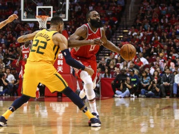 James Harden, en acción ante Utah Jazz