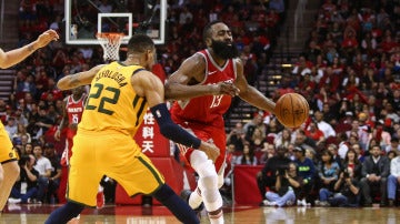 James Harden, en acción ante Utah Jazz