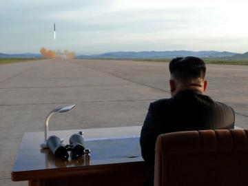 Kim Jong-un supervisa el lanzamiento de un misil