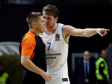 Doncic protesta al árbitro al ser expulsado del partido del Real Madrid Doncic protesta al árbitro al ser expulsado del partido del Real Madrid