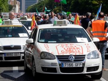 Taxis durante la protesta contra Uber y Cabify