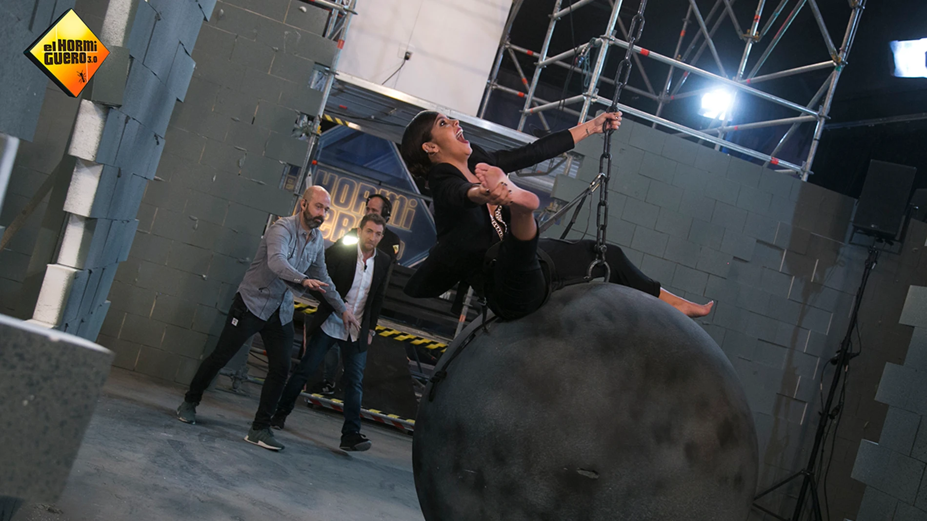 Cristina Pedroche, a lo Miley Cyrus con su 'Wrecking Ball' en 'El Hormiguero 3.0'