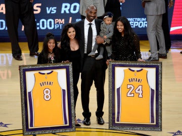 Kobe Bryant junto a su familia en el homenaje en el Staples