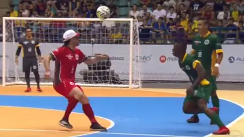 Vinicius ejecuta un sombrero en una exhibición de fútbol sala Vinicius ejecuta un sombrero en una exhibición de fútbol sala