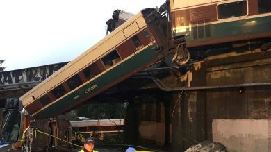 Tres muertos y decenas de heridos al descarrilar un tren de pasajeros cerca de Seattle