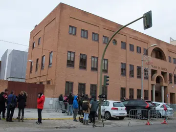 iversos periodistas a las puertas del Palacio de Justicia de Aranda de Duero. iversos periodistas a las puertas del Palacio de Justicia de Aranda de Duero.