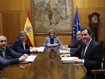 Báñez se reúne con sindicatos y organizaciones empresariales Báñez se reúne con sindicatos y organizaciones empresariales