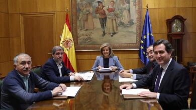 Gobierno, sindicatos y patronal acuerdan una subida del 4% del salario mínimo para 2018, hasta los 735,9 euros