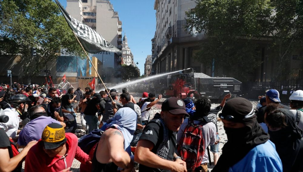 Manifestantes se enfrentan a integrantes de la Policía Federal 