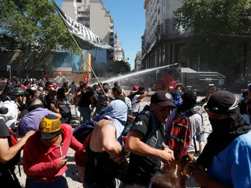 Manifestantes se enfrentan a integrantes de la Policía Federal Manifestantes se enfrentan a integrantes de la Policía Federal